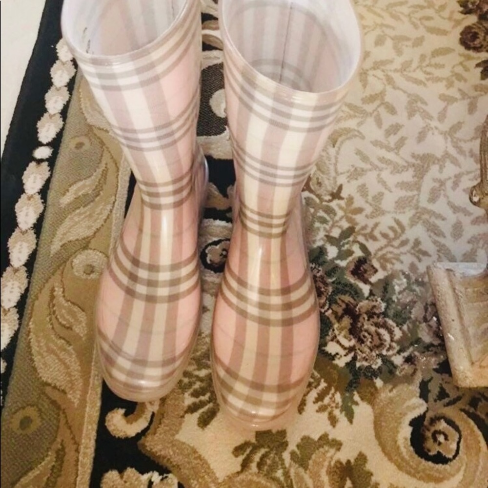 Authentic Burberry Rain boots light Pink Made in Italy. NEW